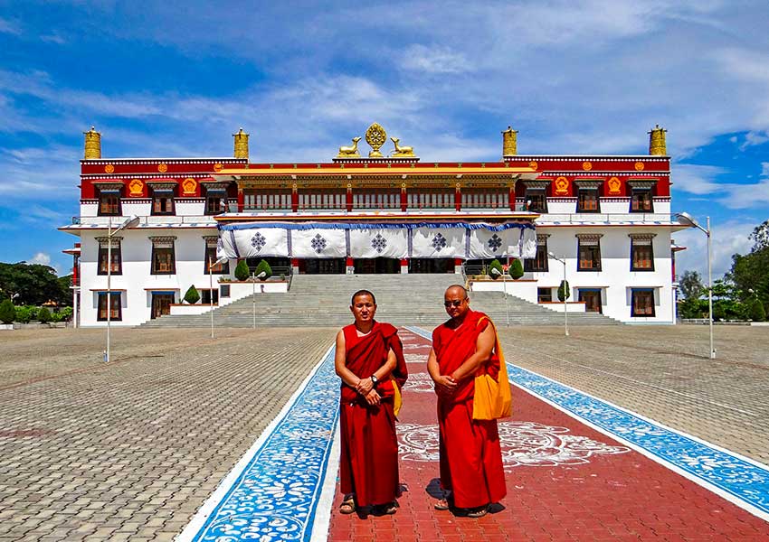 two-monks-in-front-of-drepung-gomang-monastery-lhasa-tour-tibet.jpg